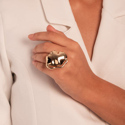 Audrey - Maxi ring in metal with gold plating featuring organic and irregular shapes.