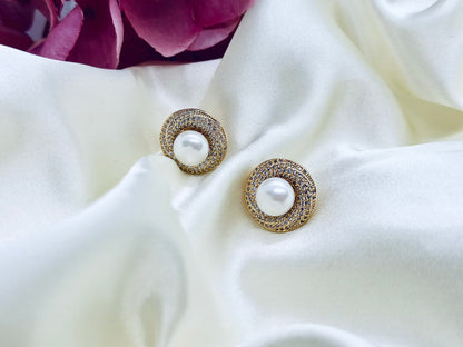 Sophia - Earring in circle shape with a pearl at the center surrounded by micro zirconias