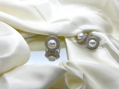 Mia - Earring with a blend of metals, maxi pearl at the center adorned with micro zirconias