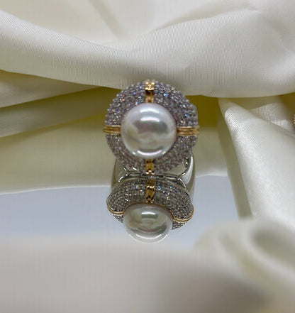 Mia - Ring with a blend of metals, maxi pearl at the center adorned with micro zirconias.