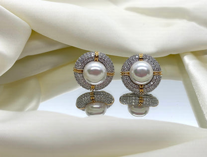 Mia - Earring with a blend of metals, maxi pearl at the center adorned with micro zirconias