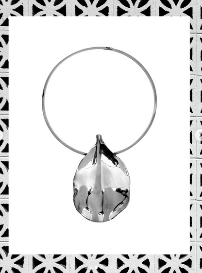 La Mamounia Leaf - Hoop necklace with a large leaf-shaped pendant by Rosana Bernardes