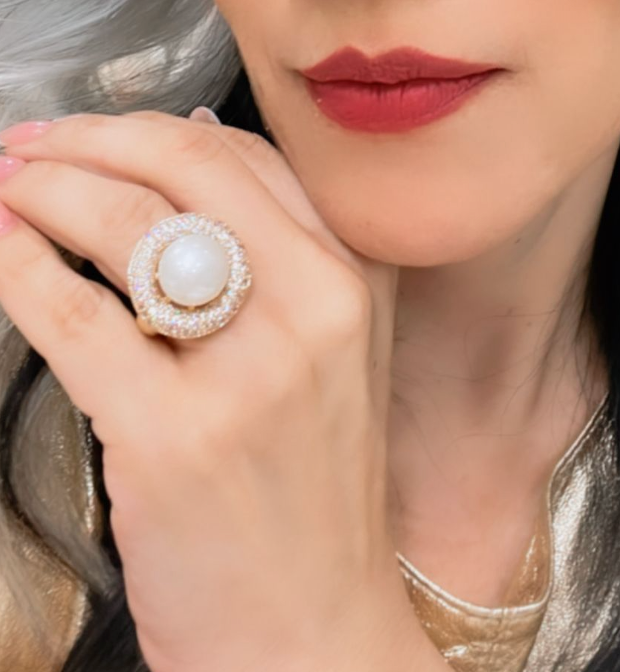 Sophia - Ring in circle shape with a pearl at the center surrounded by micro zirconias