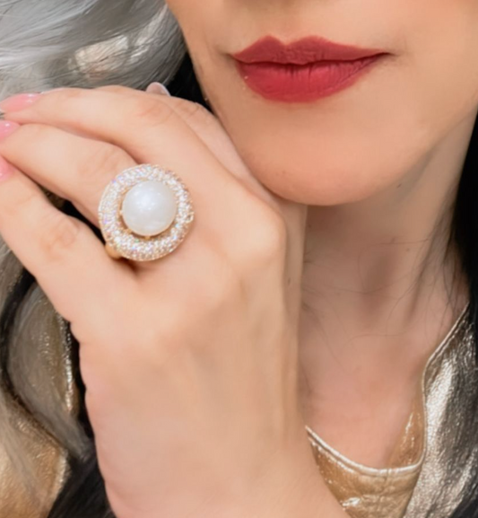 Sophia - Ring in circle shape with a pearl at the center surrounded by micro zirconias