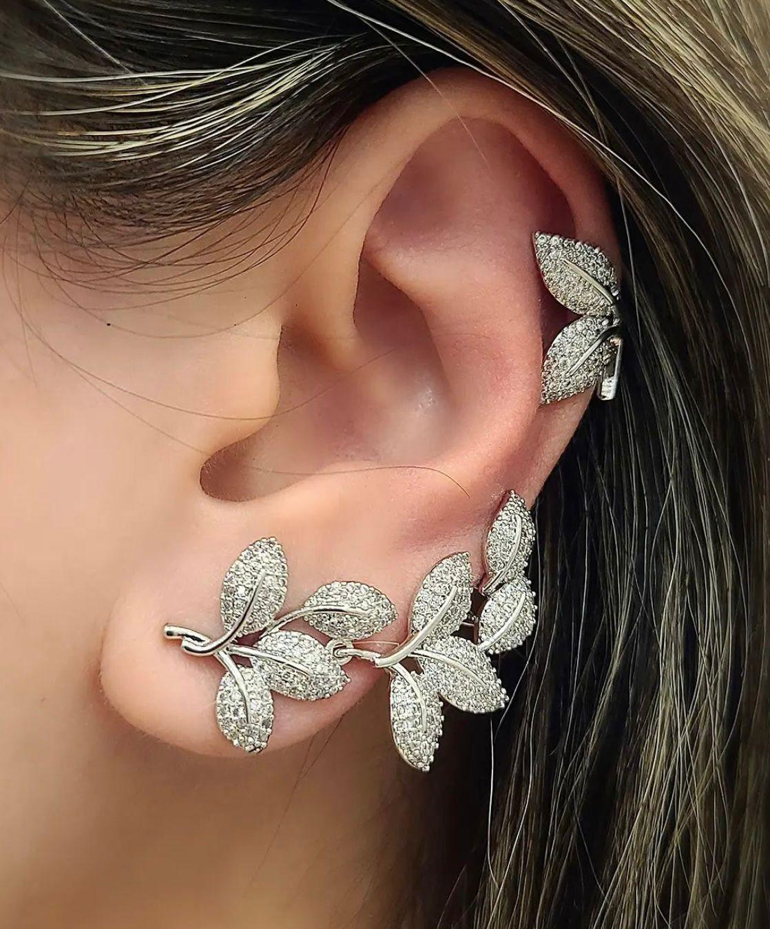 Mariana - Double leaf-shaped ear cuff fully adorned with zirconias.