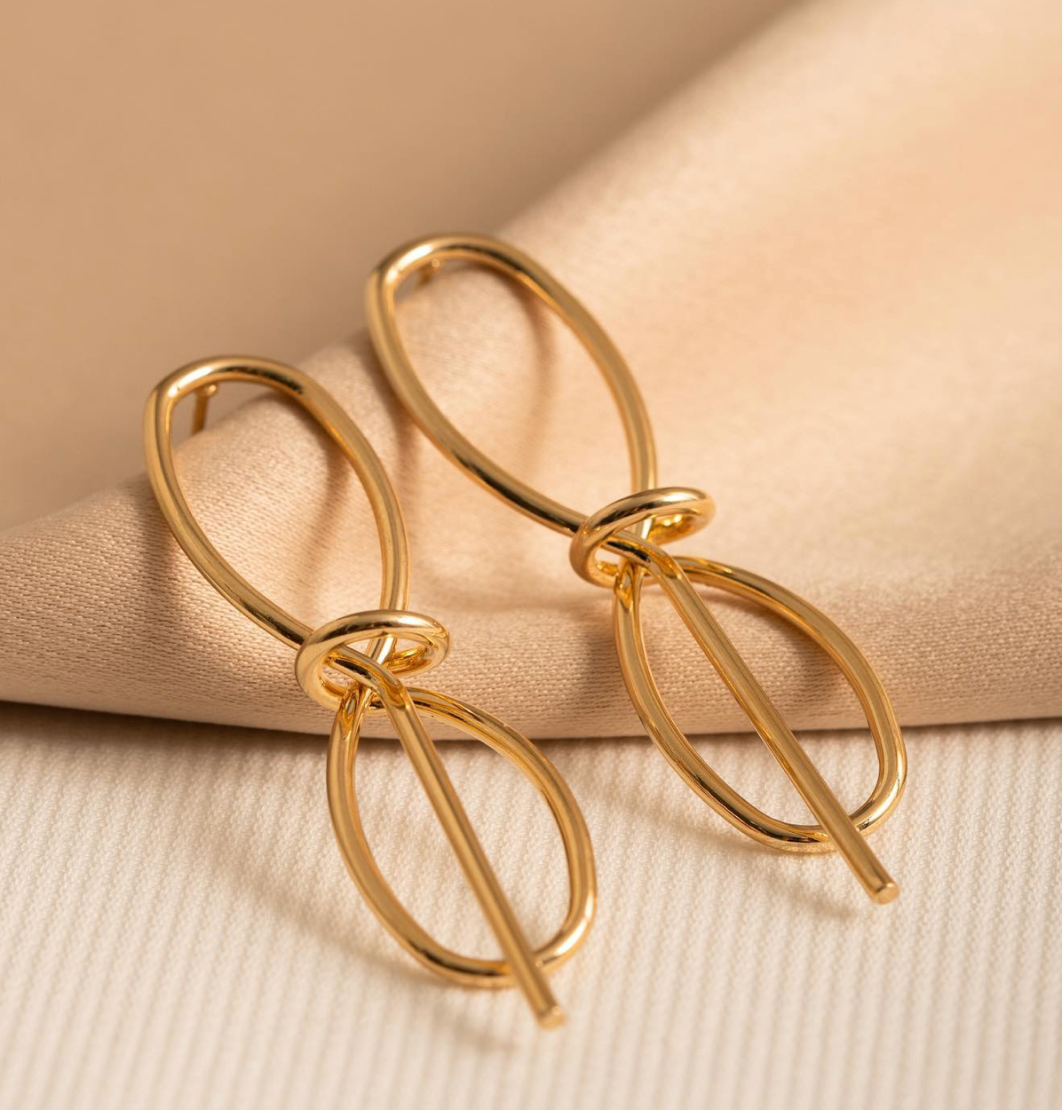 Zayra - Earring featuring a bow and knot design