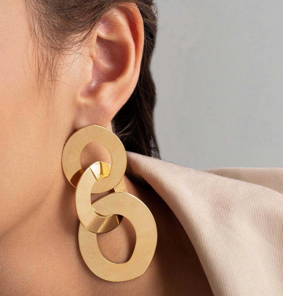 Yusra - Maximalism earring crafted with interlocking links and plated with 18k gold