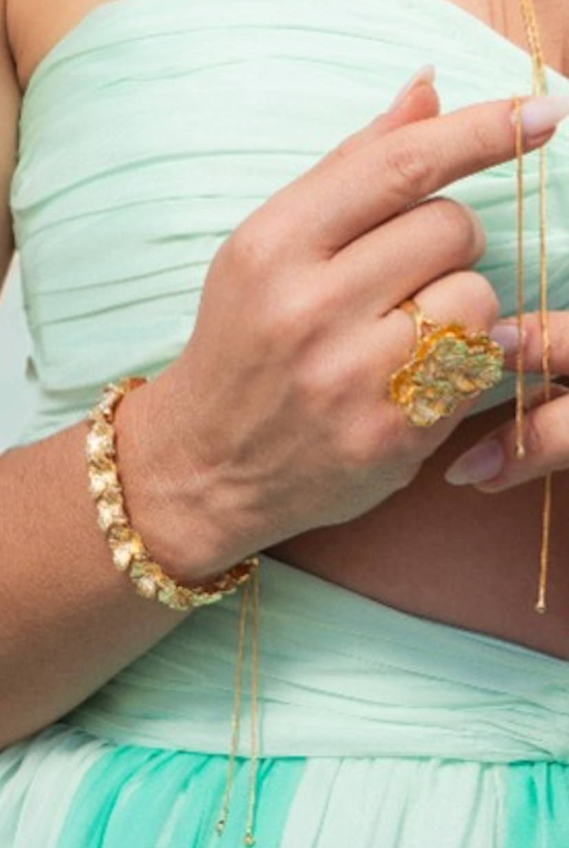 Boselia flowers ring with zirconia accents in polished metal, plated in 18k gold.