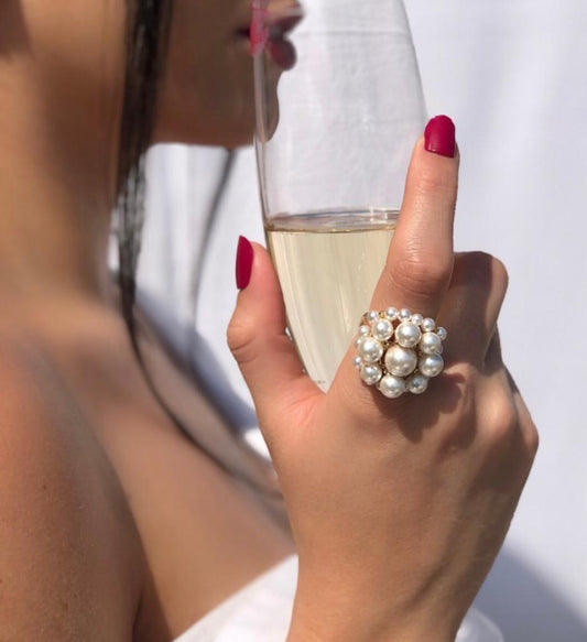 Ivy - Maxi pearl ring with micro zirconia embellishments in a circular shape.