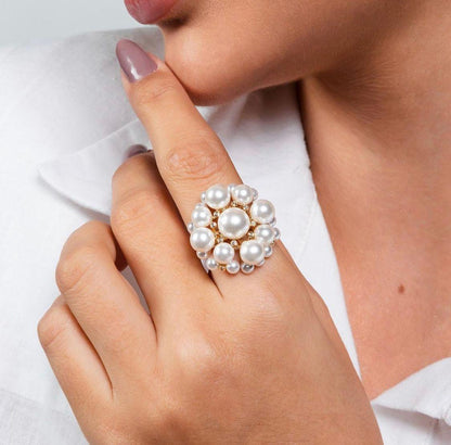 Ivy - Maxi pearl ring with micro zirconia embellishments in a circular shape.