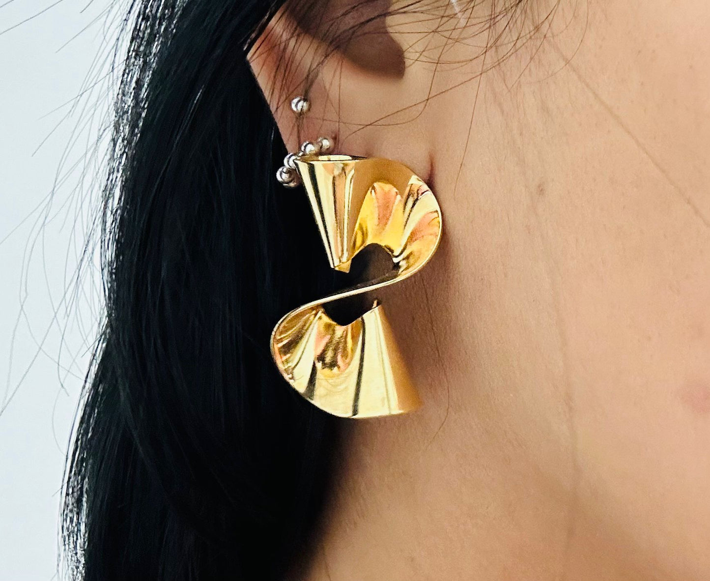 Piper - gold curved earrings