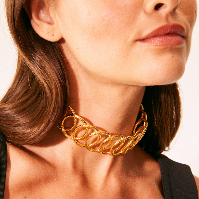 MIH - Choker gold plated finish with design of intercalated hoops.