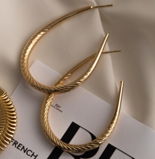 Bianca - Gold thin swirl earring