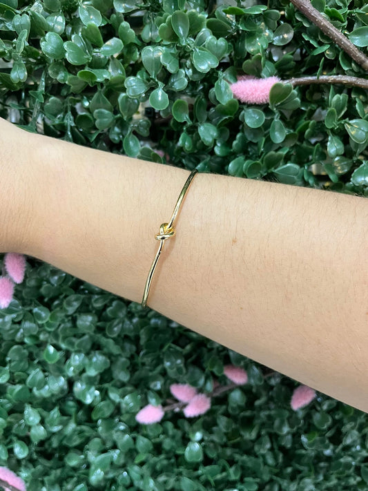 Lila - Gold tiny knot bracelet